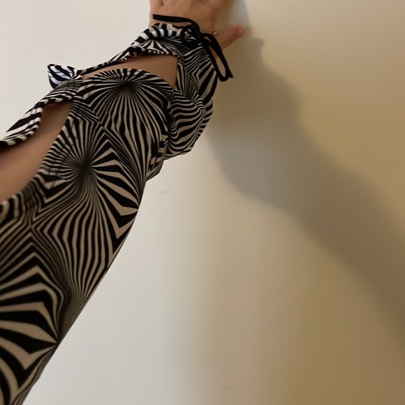 M/L 90s optical illusion geometric top with adjustable peekaboo sleeves - Picture 2 of 3